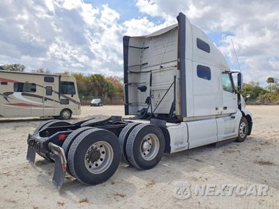 Czwarte zdjęcie samochodu z boku: 2020 VOLVO VNL SEMI TRUCK VIN:4V4NC9EH6LN230380 - miniatura