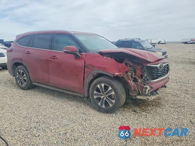 Czwarte zdjęcie samochodu z boku: 2021 TOYOTA HIGHLANDER XLE VIN:5TDGZRAHXMS524451 - miniatura