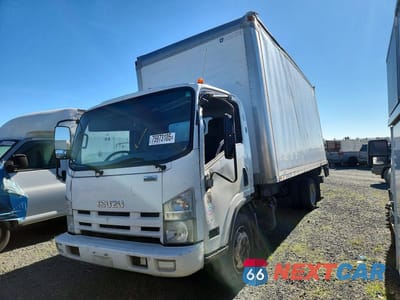 2014 ISUZU NRR BOX TRUCK JALE5W163E7300061 - główne zdjęcie licytacji z USA - miniatura