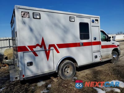 Trzecie zdjęcie samochodu z tyłu: 2021 FORD ECONOLINE E350 SD AMBULANCE VIN:1FDWE3FN5MDC18610 - miniatura