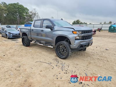 Czwarte zdjęcie samochodu z boku: 2020 CHEVROLET SILVERADO C1500 CUSTOM VIN:3GCPWBEF1LG377202 - miniatura