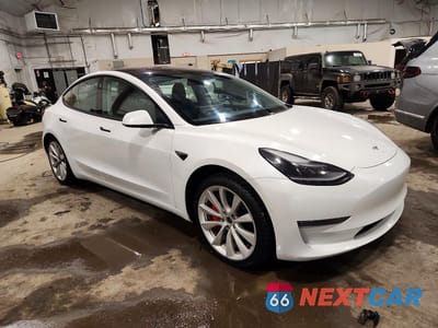 Czwarte zdjęcie samochodu z boku: 2021 TESLA MODEL 3 VIN:5YJ3E1EC2MF926480 - miniatura