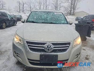 Piąte zdjęcie samochodu w środku: 2011 VOLKSWAGEN TIGUAN S VIN:WVGAV7AXXBW539831 - miniatura