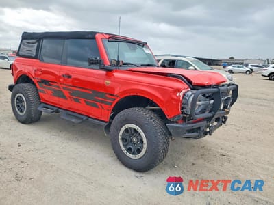 Czwarte zdjęcie samochodu z boku: 2023 FORD BRONCO BASE VIN:1FMEE5DH8PLB33825 - miniatura