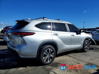 Trzecie zdjęcie samochodu z tyłu: 2023 TOYOTA HIGHLANDER HYBRID XLE VIN:5TDKARAH3PS019499 - miniatura
