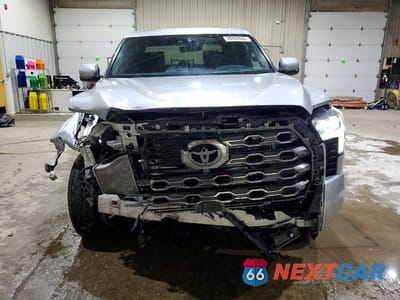 Piąte zdjęcie samochodu w środku: 2025 TOYOTA TUNDRA PLATINUM VIN:5TFNA5DB3SX321407 - miniatura
