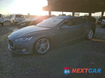 2013 TESLA MODEL S 5YJSA1CN1DFP05500 - główne zdjęcie licytacji z USA - miniatura