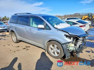 Czwarte zdjęcie samochodu z boku: 2013 TOYOTA SIENNA LE 8-PASSENGER VIN:5TDKK3DCXDS306621 - miniatura