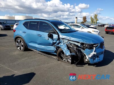 Czwarte zdjęcie samochodu z boku: 2024 VOLVO XC40 PLUS VIN:YV4L12UL0R2281483 - miniatura