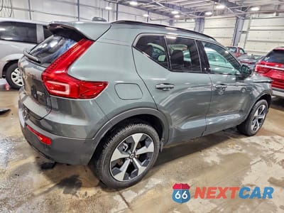 Trzecie zdjęcie samochodu z tyłu: 2026 VOLVO XC40 PLUS VIN:YV4L12UC3T2724880 - miniatura
