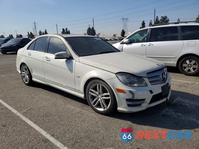 Czwarte zdjęcie samochodu z boku: 2012 MERCEDES-BENZ C 250 VIN:WDDGF4HB8CA610498 - miniatura