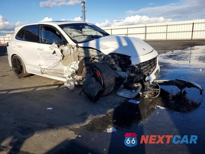 Czwarte zdjęcie samochodu z boku: 2016 PORSCHE CAYENNE GT VIN:WP1AD2A29GLA80233 - miniatura