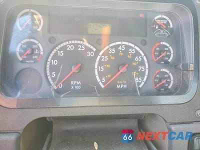 Zdjęcie 8 z 10 samochodu: 2015 FREIGHTLINER CASCADIA SEMI TRUCK VIN:1FUBGEDV8FLGH4743 - miniatura