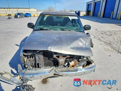 Piąte zdjęcie samochodu w środku: 2003 CHEVROLET S TRUCK S10 VIN:1GCCS19H338232958 - miniatura