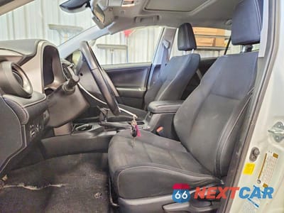 Zdjęcie 7 z 12 samochodu: 2017 TOYOTA RAV4 XLE VIN:JTMRFREV6HJ111592 - miniatura