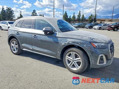 Czwarte zdjęcie samochodu z boku: 2024 AUDI Q5 E PREMIUM 55 VIN:WA1G2AFY3R2106076 - miniatura