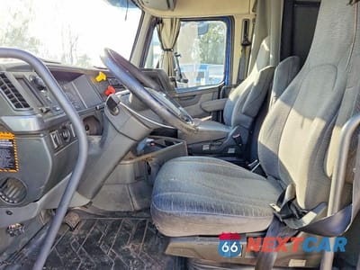 Piąte zdjęcie samochodu w środku: 2019 VOLVO VNL SEMI TRUCK VIN:4V4NC9EH2KN201165 - miniatura