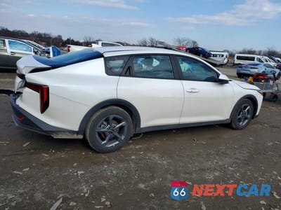 Trzecie zdjęcie samochodu z tyłu: 2025 KIA K4 LXS VIN:3KPFT4DEXSE138945 - miniatura