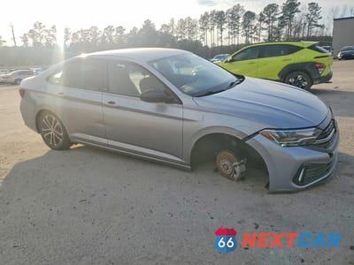 Czwarte zdjęcie samochodu z boku: 2024 VOLKSWAGEN JETTA SPORT VIN:3VWBM7BU7RM017469 - miniatura