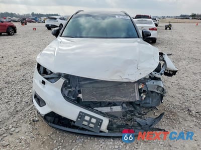 Piąte zdjęcie samochodu w środku: 2021 VOLVO XC40 T5 R-DESIGN VIN:YV4162UM0M2613299 - miniatura