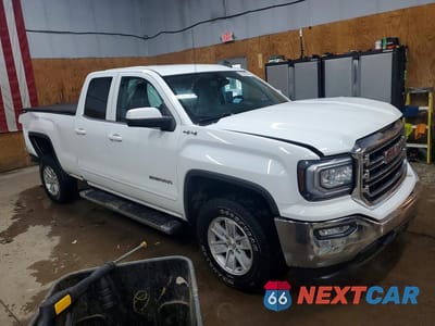 Czwarte zdjęcie samochodu z boku: 2019 GMC SIERRA LIMITED K1500 SLE VIN:2GTV2MEC1K1196158 - miniatura