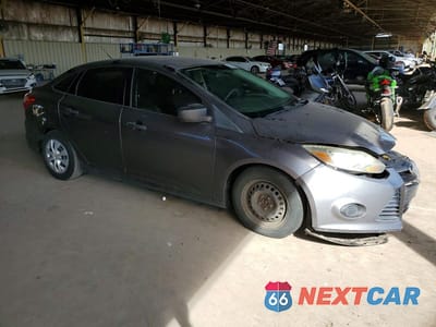 Czwarte zdjęcie samochodu z boku: 2014 FORD FOCUS S VIN:1FADP3E20EL169830 - miniatura