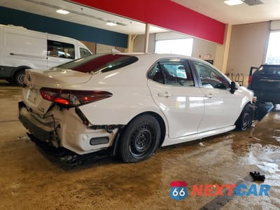 Trzecie zdjęcie samochodu z tyłu: 2022 TOYOTA CAMRY HYBRID LE VIN:4T1C31AK4NU575420 - miniatura