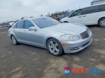 Czwarte zdjęcie samochodu z boku: 2012 MERCEDES-BENZ S 550 VIN:WDDNG7DBXCA449003 - miniatura