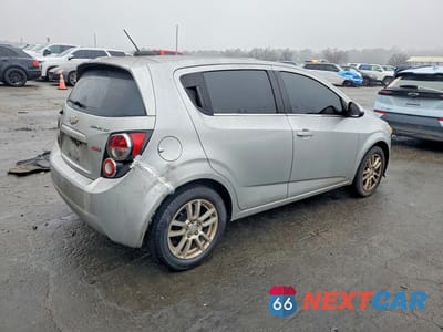 Trzecie zdjęcie samochodu z tyłu: 2015 CHEVROLET SONIC LT VIN:1G1JC6SB8F4141552 - miniatura