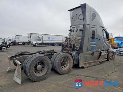 Czwarte zdjęcie samochodu z boku: 2021 FREIGHTLINER CASCADIA 1 - SEMI TRUCK VIN:3AKJHHDR5MSMC0841 - miniatura