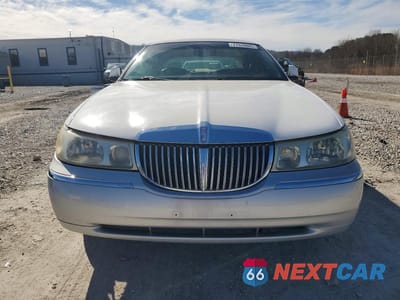 Piąte zdjęcie samochodu w środku: 2000 LINCOLN TOWN CAR SIGNATURE VIN:1LNHM82W6YY887586 - miniatura