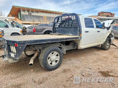 Trzecie zdjęcie samochodu z tyłu: 2022 RAM 2500 FLATBED TRUCK VIN:3C6UR5HL9NG273922 - miniatura