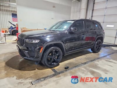 2023 JEEP GRAND CHEROKEE LAREDO 1C4RJHAG5P8104493 - główne zdjęcie licytacji z USA - miniatura