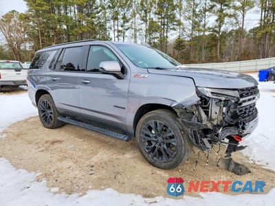 Czwarte zdjęcie samochodu z boku: 2021 CHEV TAHOE K1500 Z71 VIN:1GNSKPKD1MR384312 - miniatura