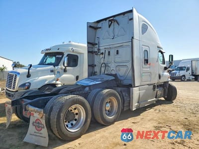Czwarte zdjęcie samochodu z boku: 2018 FREIGHTLINER CASCADIA 125