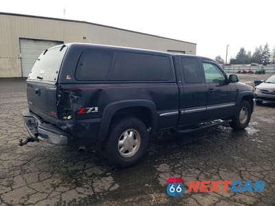 Trzecie zdjęcie samochodu z tyłu: 2002 GMC NEW SIERRA K1500 VIN:2GTEK19T421265630 - miniatura