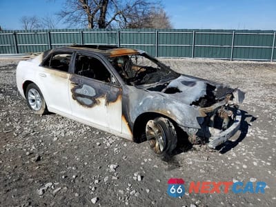 Czwarte zdjęcie samochodu z boku: 2016 CHRYSLER 300 LIMITED VIN:2C3CCAAG3GH198329 - miniatura