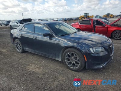 Czwarte zdjęcie samochodu z boku: 2017 CHRYSLER 300 S VIN:2C3CCAGG2HH565701 - miniatura