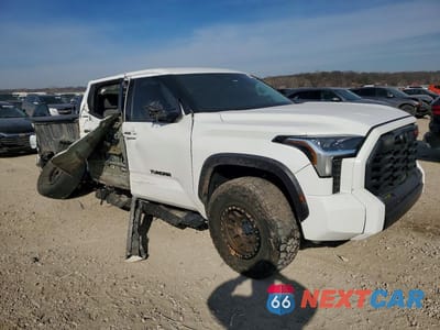 Czwarte zdjęcie samochodu z boku: 2022 TOYOTA TUNDRA SR5 VIN:5TFLA5DB8NX006243 - miniatura