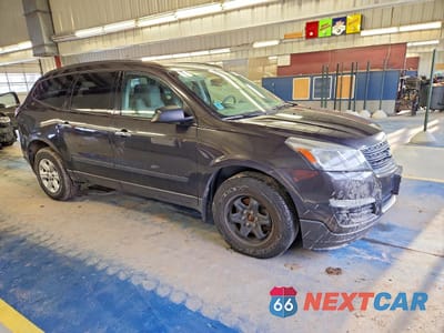 Czwarte zdjęcie samochodu z boku: 2017 CHEVROLET TRAVERSE LS VIN:1GNKRFEDXHJ137909 - miniatura