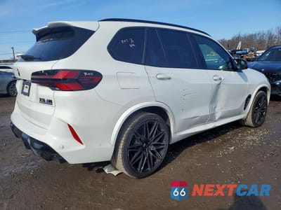 Trzecie zdjęcie samochodu z tyłu: 2025 BMW X5 M COMPETITION VIN:5YM13ET01S9X48685 - miniatura