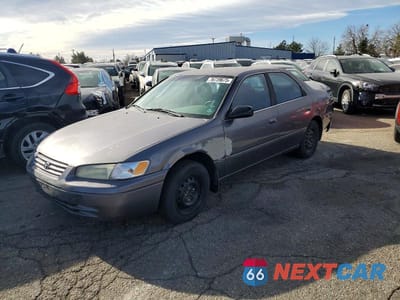 1998 TOYOTA CAMRY CE JT2BG22K2W0172966 - główne zdjęcie licytacji z USA - miniatura