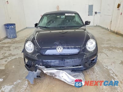 Piąte zdjęcie samochodu w środku: 2018 VOLKSWAGEN BEETLE S VIN:3VW5DAAT3JM515143 - miniatura