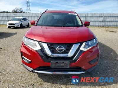 Piąte zdjęcie samochodu w środku: 2017 NISSAN ROGUE SV VIN:JN8AT2MT0HW396309 - miniatura