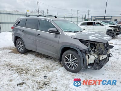 Czwarte zdjęcie samochodu z boku: 2018 TOYOTA HIGHLANDER VIN:5TDJZRFH1JS899171 - miniatura