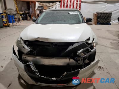 Piąte zdjęcie samochodu w środku: 2018 NISSAN MAXIMA PLATINUM VIN:1N4AA6AP4JC390848 - miniatura