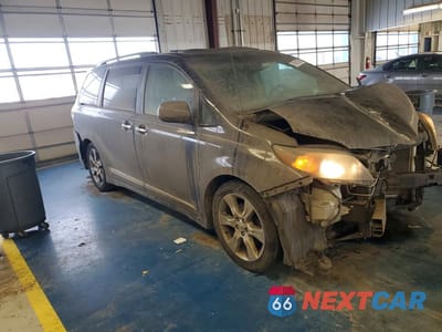 Czwarte zdjęcie samochodu z boku: 2014 TOYOTA SIENNA SPORT VIN:5TDXK3DC4ES428690 - miniatura