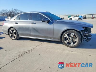 Czwarte zdjęcie samochodu z boku: 2018 MERCEDES-BENZ E 300 4MATIC VIN:WDDZF4KB3JA392372 - miniatura