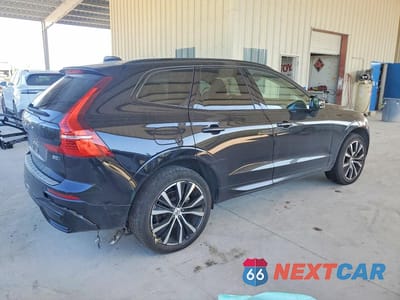 Trzecie zdjęcie samochodu z tyłu: 2024 VOLVO XC60 PLUS VIN:YV4L12RL1R1807408 - miniatura