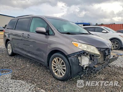 Czwarte zdjęcie samochodu z boku: 2014 TOYOTA SIENNA XLE 8-PASSENGER VIN:5TDYK3DC6ES421356 - miniatura
